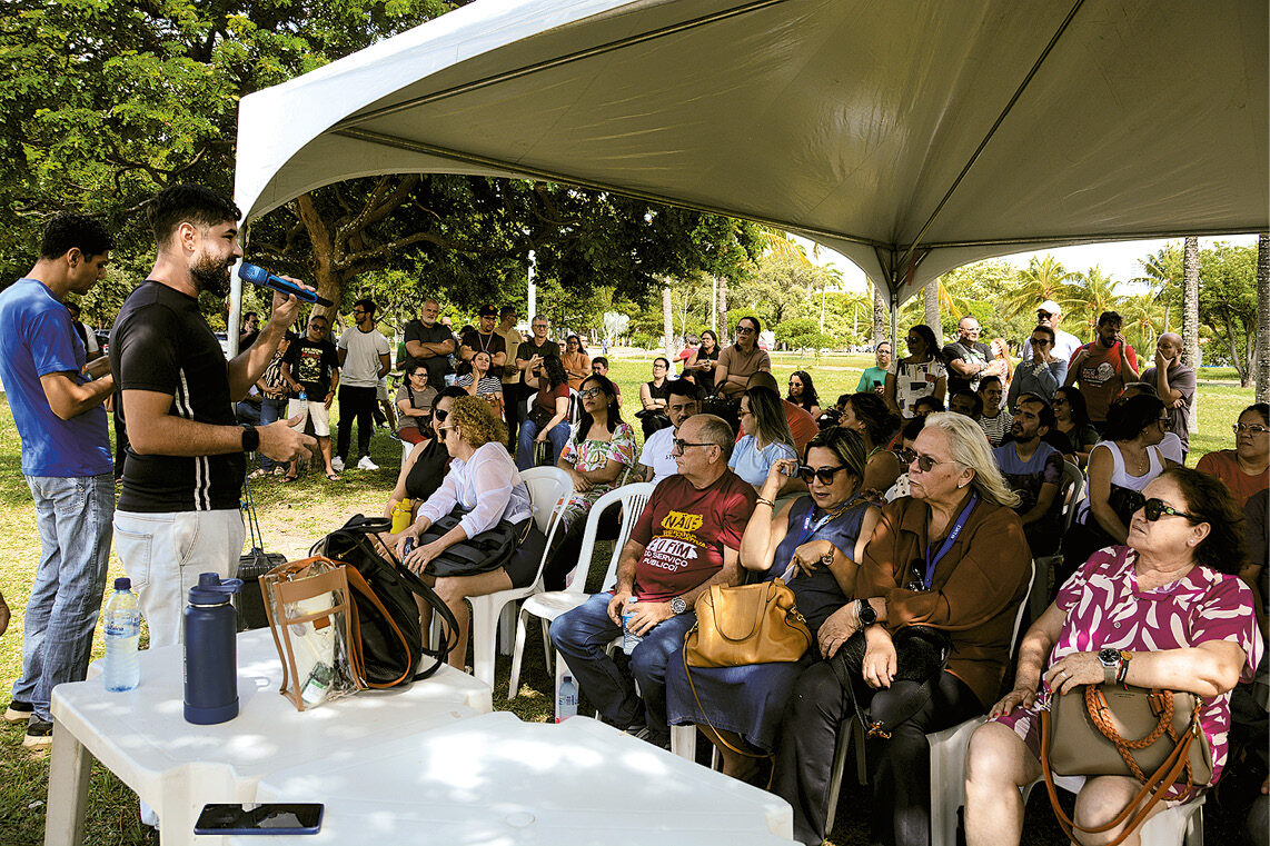 Professores da rede estadual protestam na governadoria