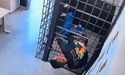 VÍDEO: Câmeras registram preso escapando entre as barras da cela e deixando delegacia