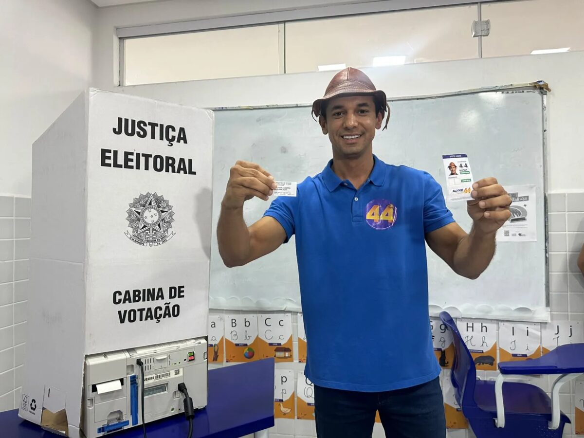 Allyson Bezerra (União Brasil) vota em Mossoró