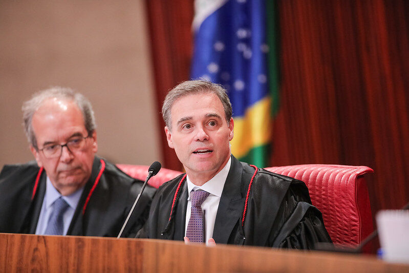 André Mendonça diz que Flávio Bolsonaro e Lula podem divulgar sigilos