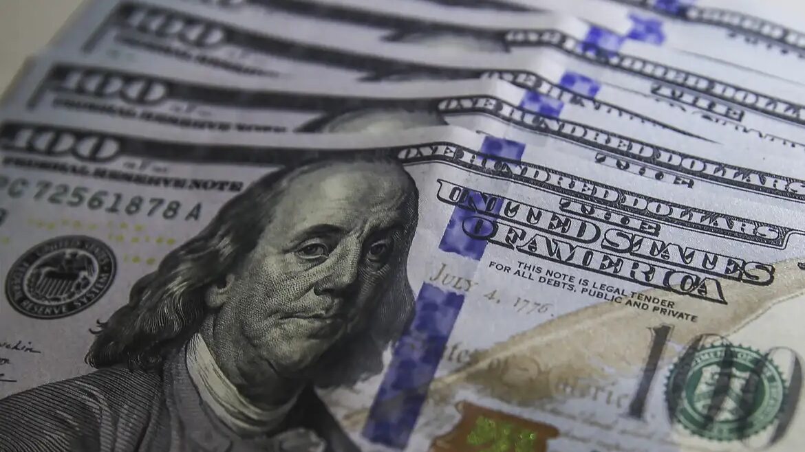 Dólar fecha a R$ 5,44 e registra maior alta semanal desde 2008