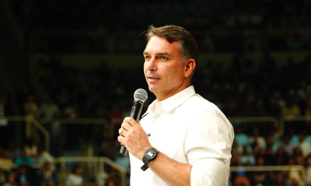 Flávio Bolsonaro diz que foi intimado pela PF a entregar passaportes