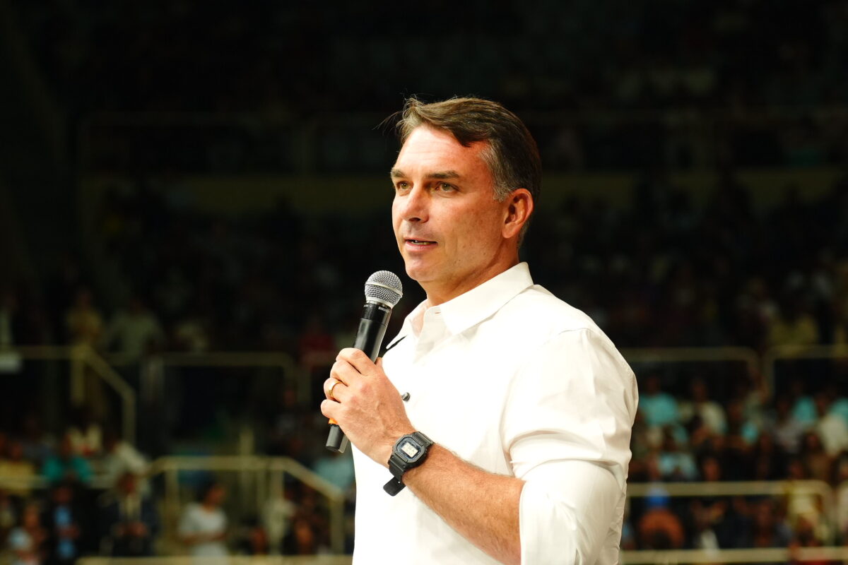 Flávio Bolsonaro diz que foi intimado pela PF a entregar passaportes