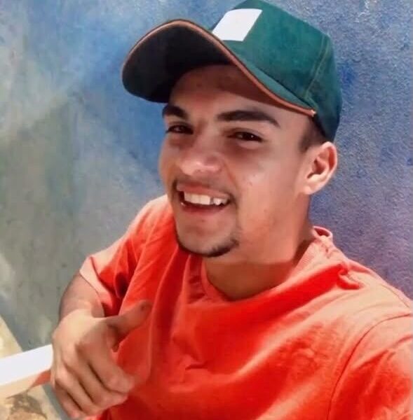 Jovem morre após motocicleta atingir canteiro de avenida em Baraúna