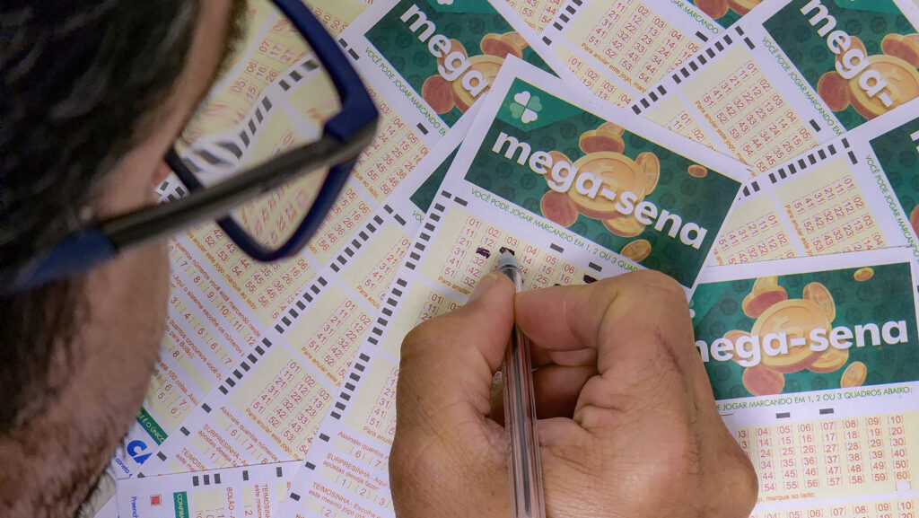 Mega-Sena sorteia R$ 230 milhões hoje; apostas terminam às 20h