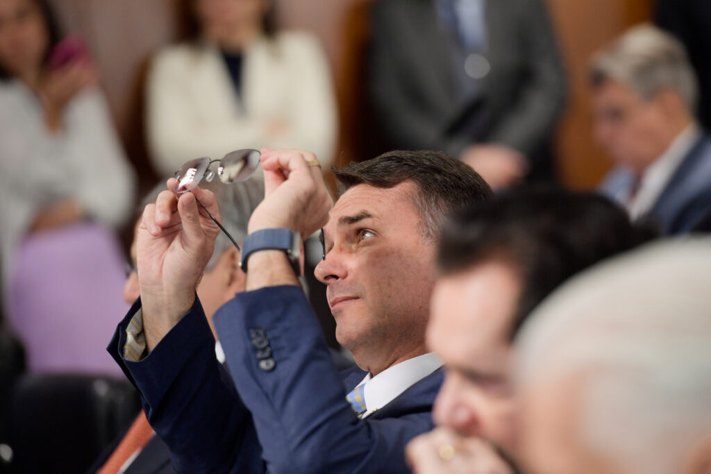 O que é o voucher educacional proposto por Flávio Bolsonaro?