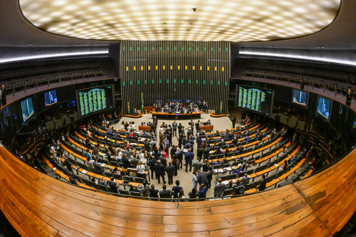 Voto distrital misto divide Centrão e oposição e ganha força no Congresso