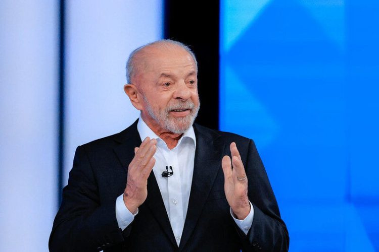 Lula diz que Flávio sair do Brasil é vergonhoso; 'Quando pediram meu passaporte, entreguei'